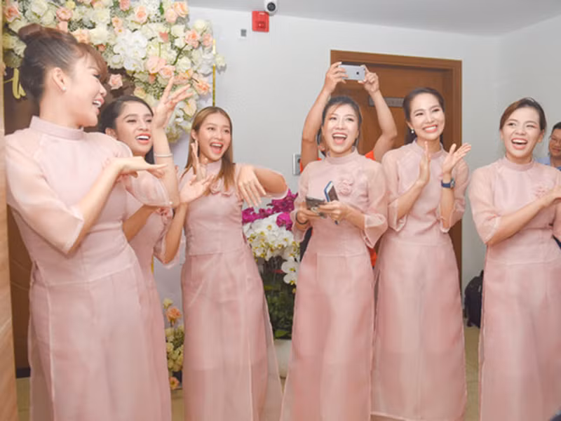 Dàn phù dâu cổ vũ ông xã của Giang Hồng Ngọc khi anh hít đất 50 lần theo yêu cầu của nữ ca sĩ. Ảnh: Saostar