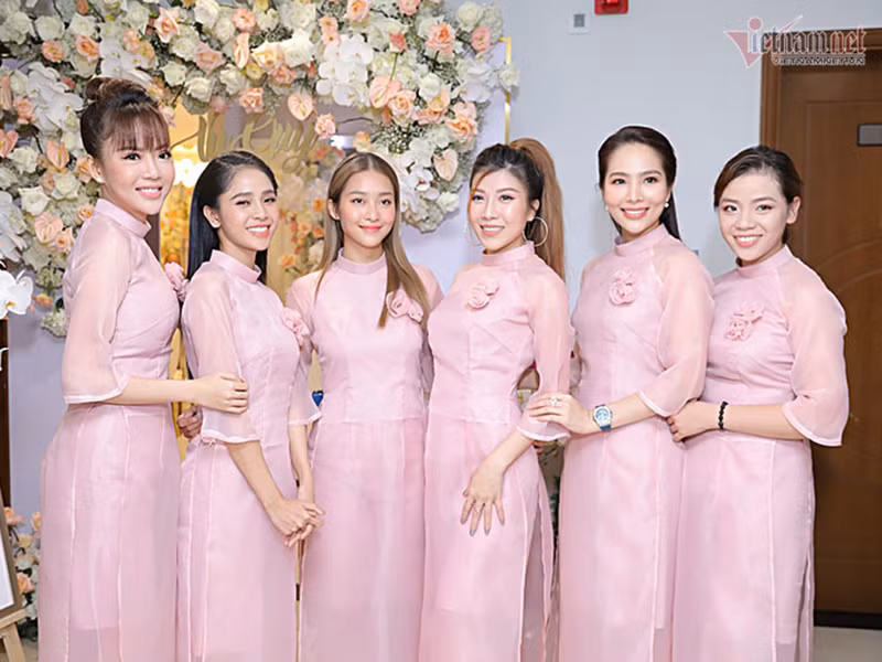Phương Ý (thứ hai bên trái) - học trò của Giang Hồng Ngọc trong gameshow Thần tượng Bolero 2019 cũng làm phù dâu. Ảnh: Vietnamnet