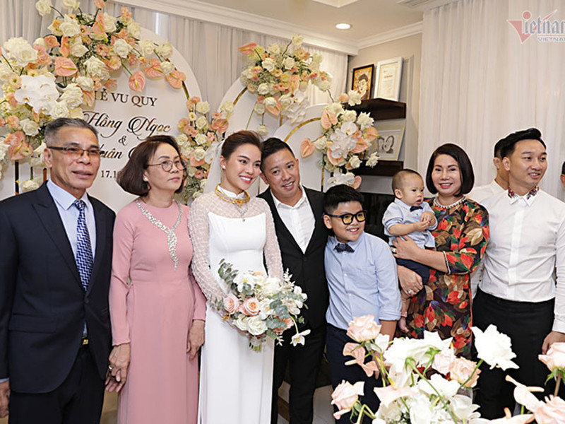 Gần đây, Giang Hồng Ngọc mới cởi mở chia sẻ về ông xã. Nữ ca sĩ cho biết chồng là người không lãng mạn nhưng rất tâm lý, hiểu và ủng hộ công việc của cô. Theo lời kể của Giang Hồng Ngọc, ông xã là công chức nhà nước, không phải là đại gia như mọi người đồn đoán trước đó. Ảnh: Vietnamnet