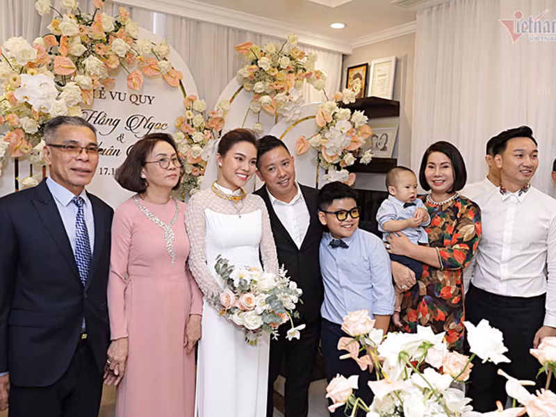 Gần đây, Giang Hồng Ngọc mới cởi mở chia sẻ về ông xã. Nữ ca sĩ cho biết chồng là người không lãng mạn nhưng rất tâm lý, hiểu và ủng hộ công việc của cô. Theo lời kể của Giang Hồng Ngọc, ông xã là công chức nhà nước, không phải là đại gia như mọi người đồn đoán trước đó. Ảnh: Vietnamnet