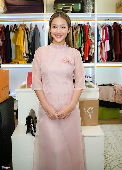 Khả Ngân bất ngờ góp mặt trong dàn phù dâu. Ảnh: Zing