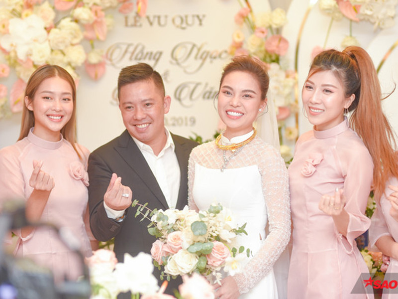 Khả Ngân và Trang Pháp diện áo dài voan màu hồng nhạt tươi rói bên cô dâu chú rể. Ảnh: Saostar