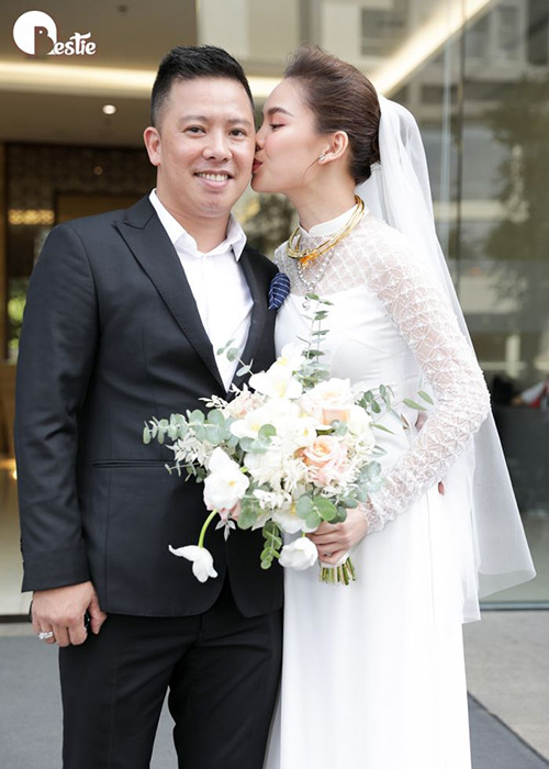 Trong lễ vu quy, Giang Hồng Ngọc không ngại hôn má ông xã hơn 8 tuổi. Ảnh: Bestie