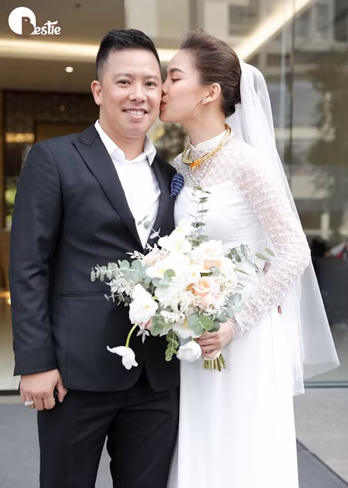 Trong lễ vu quy, Giang Hồng Ngọc không ngại hôn má ông xã hơn 8 tuổi. Ảnh: Bestie