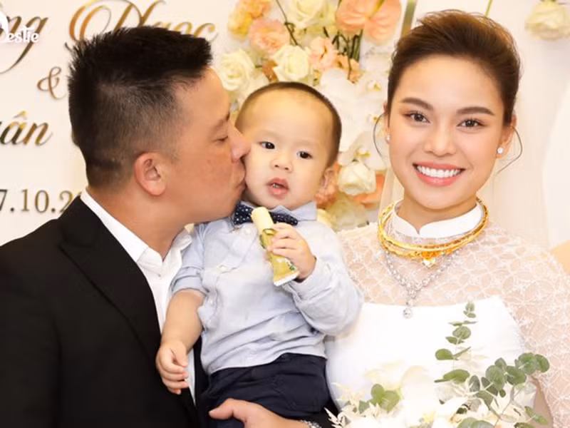Con trai của Giang Hồng Ngọc và ông xã Xuân Văn xuất hiện trong lễ ăn hỏi. Cậu nhóc năm nay được 1 tuổi, trông kháu khỉnh. Ảnh: Bestie