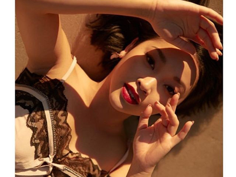 Nữ diễn viên gốc Việt tháp tùng bà Obama sang Việt Nam tự tin làm người mẫu cho các tạp chí.