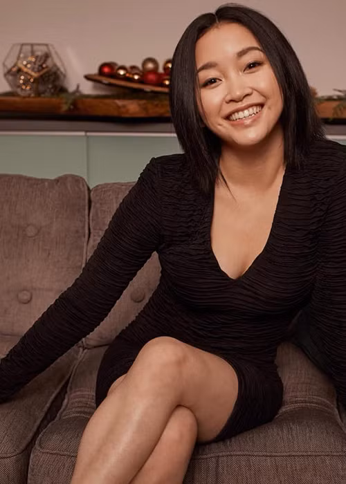 Nữ diễn viên sinh năm 1997 khoe vẻ quyến rũ.