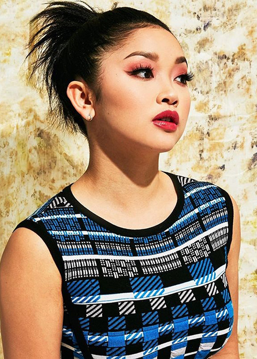 Lana sở hữu gương mặt sáng, nụ cười tươi tắn, chiều cao khá khiêm tốn nhưng vóc dáng cân đối.