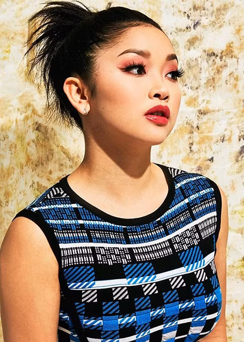 Lana sở hữu gương mặt sáng, nụ cười tươi tắn, chiều cao khá khiêm tốn nhưng vóc dáng cân đối.