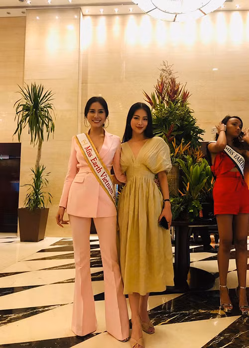 Khi vừa bước vào cuộc thi, Hoàng Hạnh đã gặp gỡ đương kim Hoa hậu Trái đất Phương Khánh. Chia sẻ trên Zing, Hoàng Hạnh thừa nhận cô gặp áp lực vì thành tích của Phương Khánh.