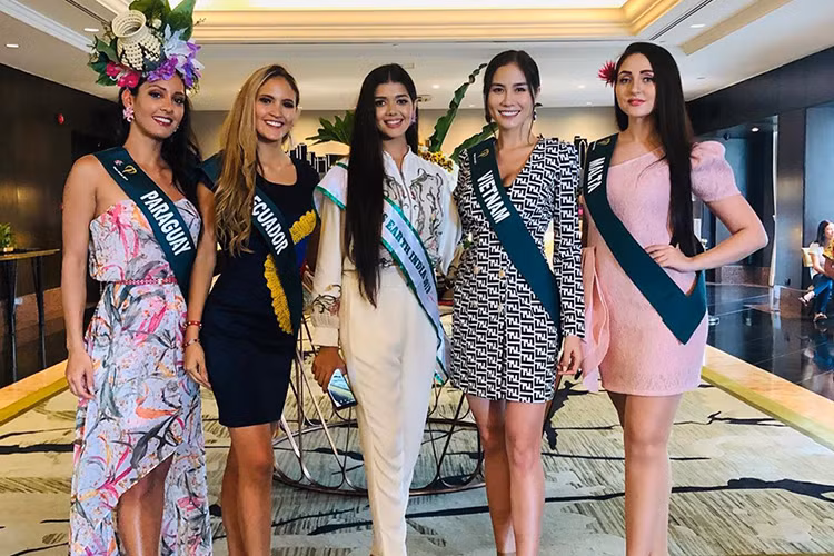 Đại diện Việt Nam tự tin đọ sắc bên các người đẹp đến từ Paraguay, Ecuador.