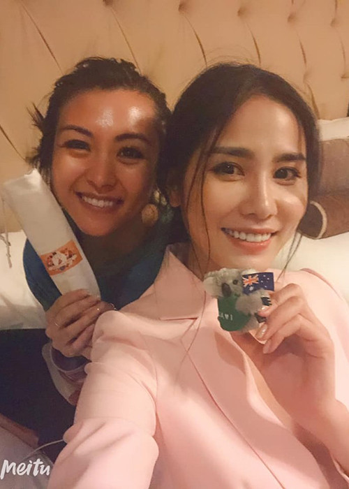 Đại diện Việt Nam đang ở cùng phòng với người đẹp đến từ Australia.