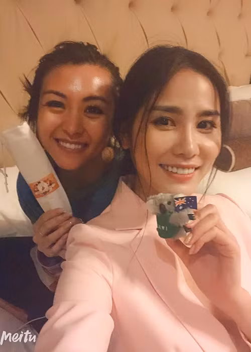 Đại diện Việt Nam đang ở cùng phòng với người đẹp đến từ Australia.