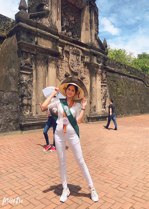 Hoàng Hạnh luôn mang đến hình ảnh chỉn chu, thân thiện và tràn đầy năng lượng. Tuy nhiên, một số người chê cô nhạt nhòa.