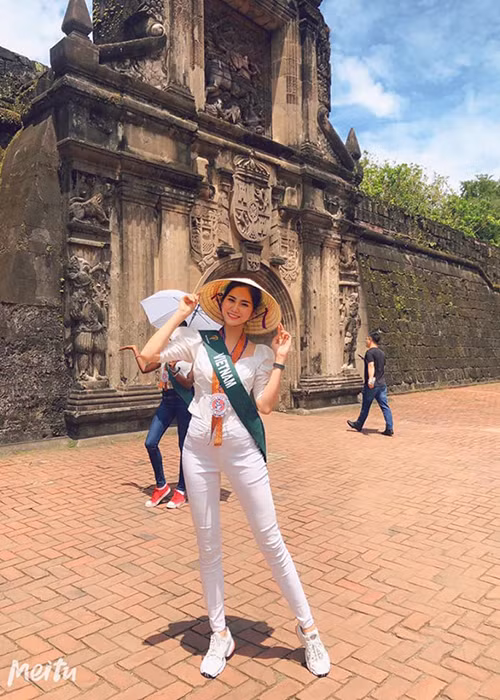 Hoàng Hạnh luôn mang đến hình ảnh chỉn chu, thân thiện và tràn đầy năng lượng. Tuy nhiên, một số người chê cô nhạt nhòa.