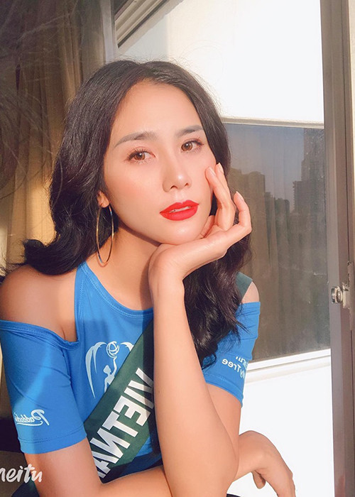 Trước những lời góp ý, "mỹ nhân lộ ngực" thay đổi phong cách từ thanh lịch sang quyến rũ, sang trọng.