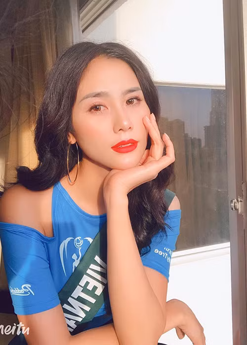 Trước những lời góp ý, "mỹ nhân lộ ngực" thay đổi phong cách từ thanh lịch sang quyến rũ, sang trọng.