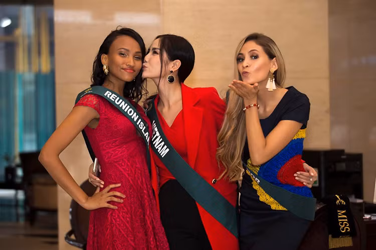 Nàng á hậu tỏ ra thân thiện với các thí sinh.