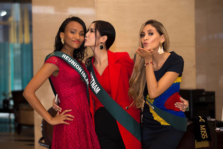 Nàng á hậu tỏ ra thân thiện với các thí sinh.