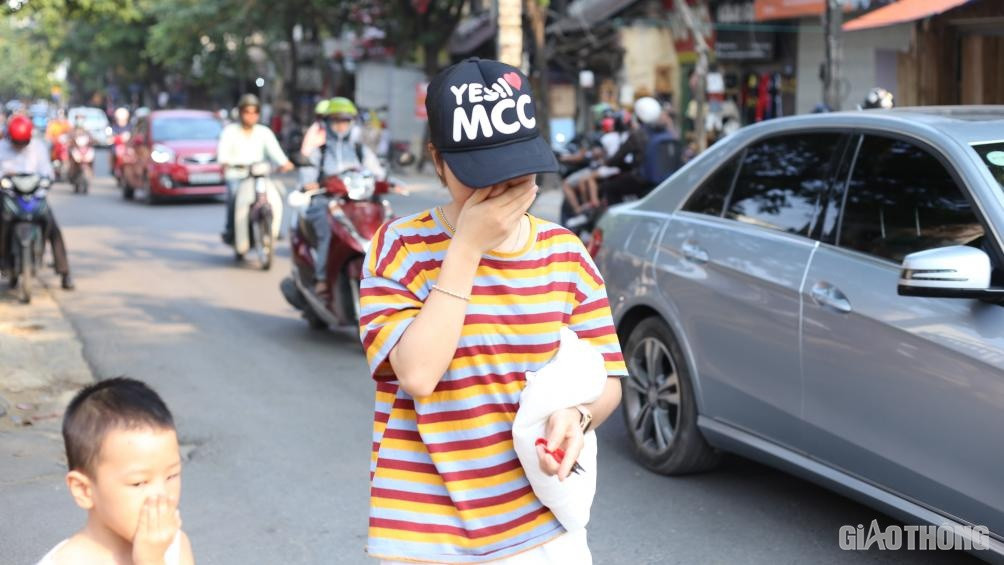 Mới đây,Tổng cục Môi trường (Bộ TN-MT) đã đưa ra khuyến cáo người dân Hà Nội hạn chế ra đường trong thời gian ô nhiễm không khí tồi tệ. Các khoảng thời gian ghi nhận giá trị nồng độ bụi PM2.5 tăng và duy trì ở mức cao thường là đêm và sáng sớm.