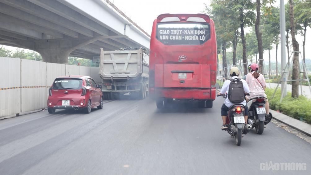 Đường Phạm Văn Đồng cũng trong tình trạng tương tự. Được biết, dự án cao tốc trên cao khởi công đầu năm 2018 chạy qua đường Phạm Văn Đồng vẫn đang gấp rút hoàn thiện.
