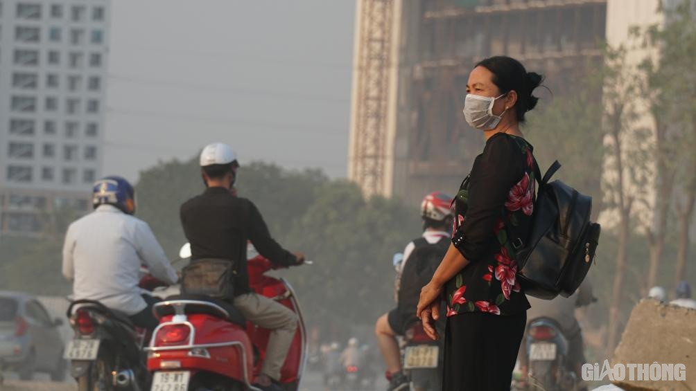 Người dân thủ đô thường ví von đây là “con đường đau khổ” bởi vừa thi công vừa lưu thông nên thường xuyên xảy ra ùn ứ. Vào ngày nắng thì đường bụi mù mịt, ngày mưa thì bẩn thỉu.