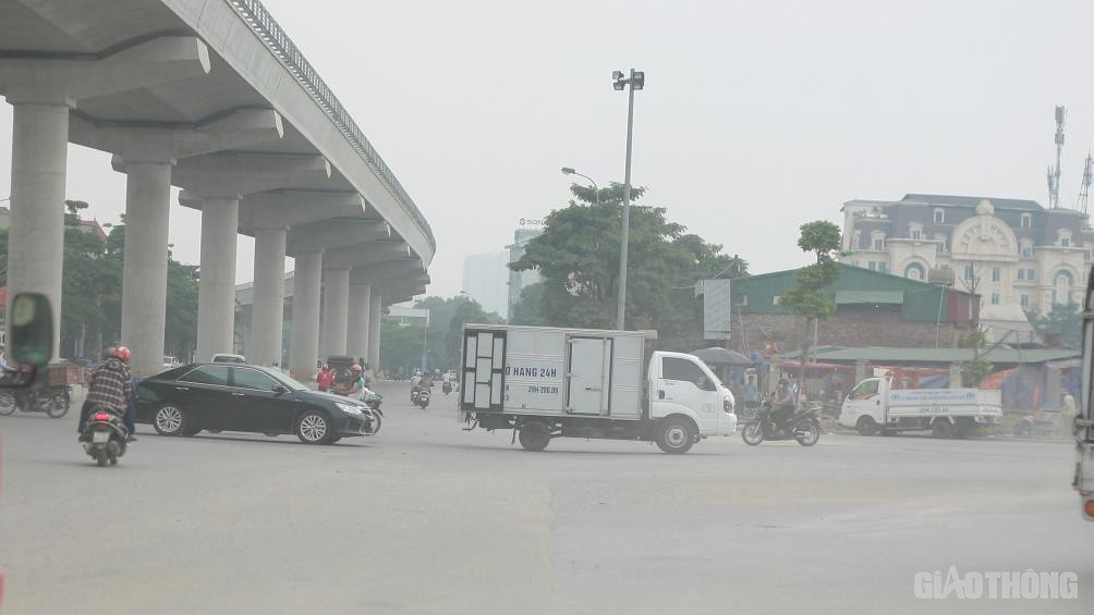 Nhiều người phải nín thở khi đi qua đoạn đường này.