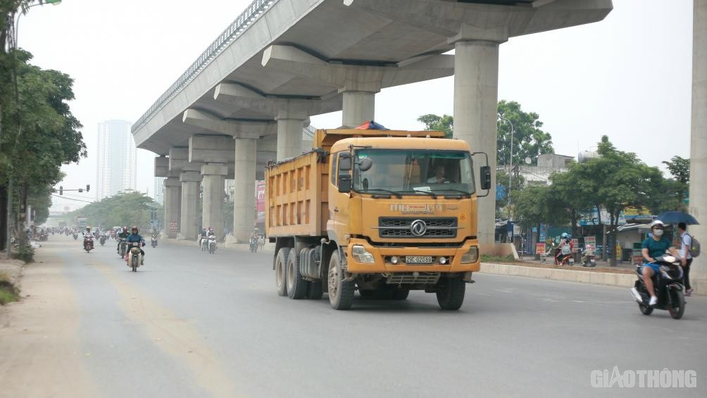 Đường QL32 đoạn đi qua Đại học Công Nghiệp Hà Nội luôn trong tình trạng ô nhiễm vì khói bụi.