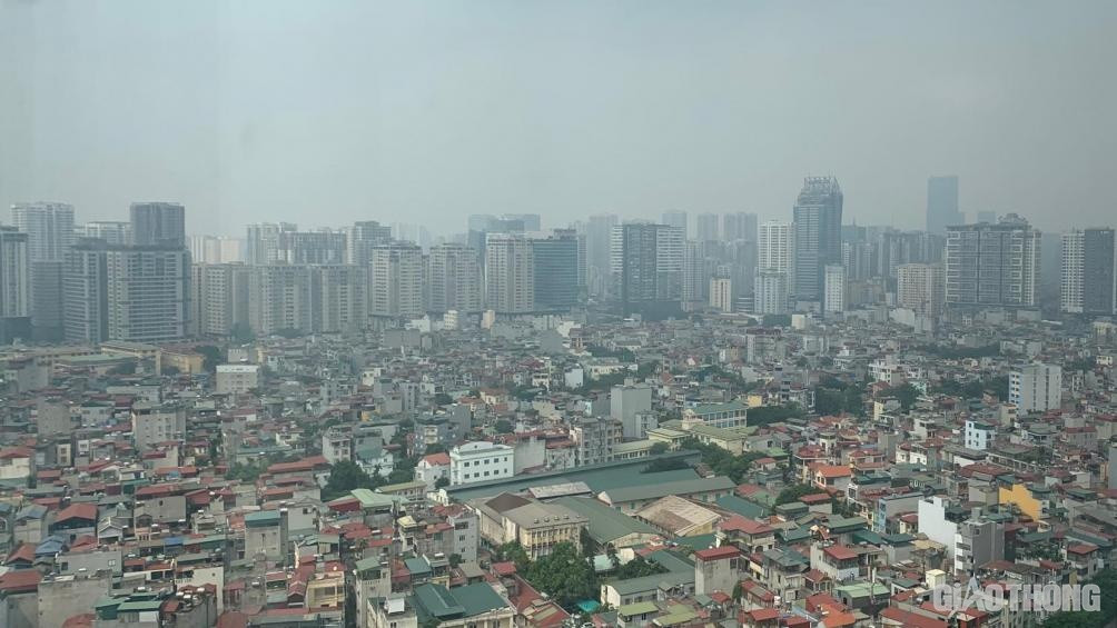 Theo đại diện Chi cục Môi trường Hà Nội, ngoài nguyên nhân quá trình đô thị hóa, mật độ các phương tiện tham gia giao thông lớn…còn bởi đang là thời điểm giao mùa, toàn TP bị bao phủ bởi lớp sương mù làm giảm khả năng phân tán, phát tán bụi.