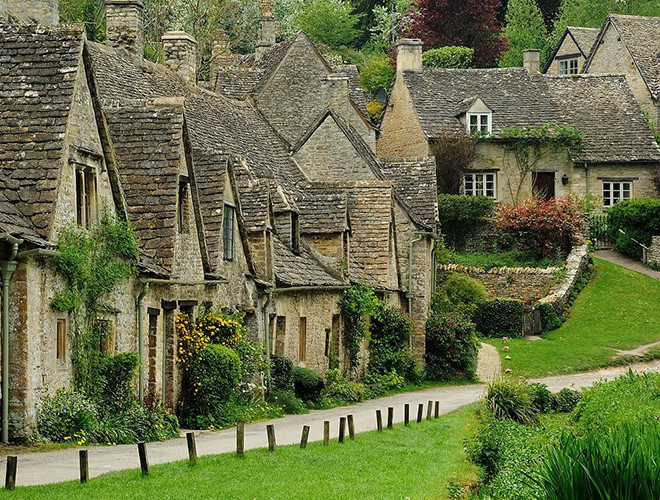 Một ngôi làng cổ tiếp theo thu hút lượng khách du lịch lớn hàng năm đó là Bibury. Đây được mệnh danh là ngôi làng cổ đẹp nhất đất nước Anh.