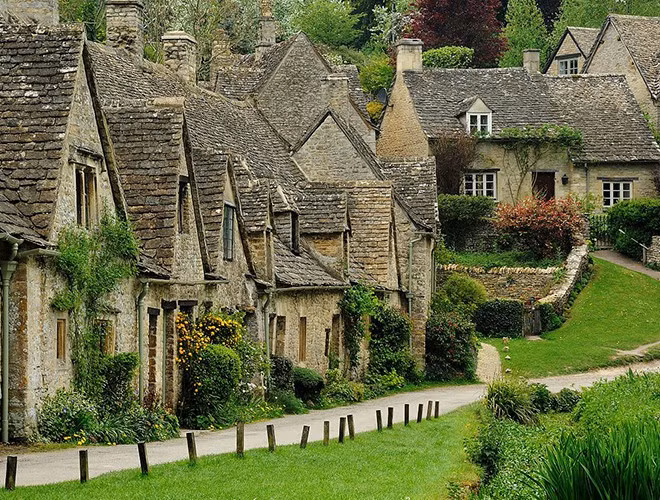 Một ngôi làng cổ tiếp theo thu hút lượng khách du lịch lớn hàng năm đó là Bibury. Đây được mệnh danh là ngôi làng cổ đẹp nhất đất nước Anh.