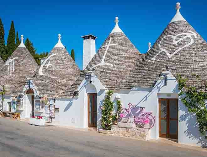 Những ngôi nhà trong ngôi làng này được xây dựng từ đá vôi, mái nhà hình vòm, hình nón hoặc kim tự tháp. Trên mái của các ngôi nhà được sơn nhiều hình thù khác nhau, trong đó có cả các biểu tượng pháp thuật hay ngoại giáo.