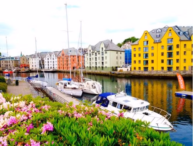 Nhắc đến những ngôi làng cổ đẹp nhất thế giới, người ta không thể không nhắc tới làng Alesund của Na Uy