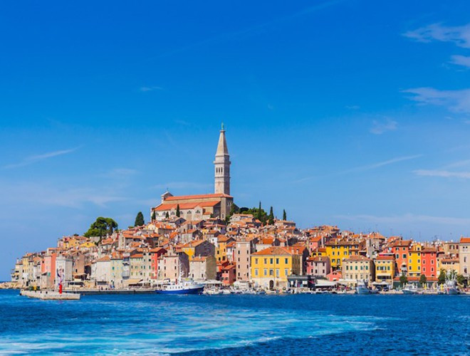 Nhắc tới Croatia, người ta không quên nhắc tới Rovinj – ngôi làng đẹp nhất đất nước này. Những con đường uốn quanh bán đảo được lát đá, hai bên là những ngôi nhà với kiến trúc cổ kính, đặc sắc.