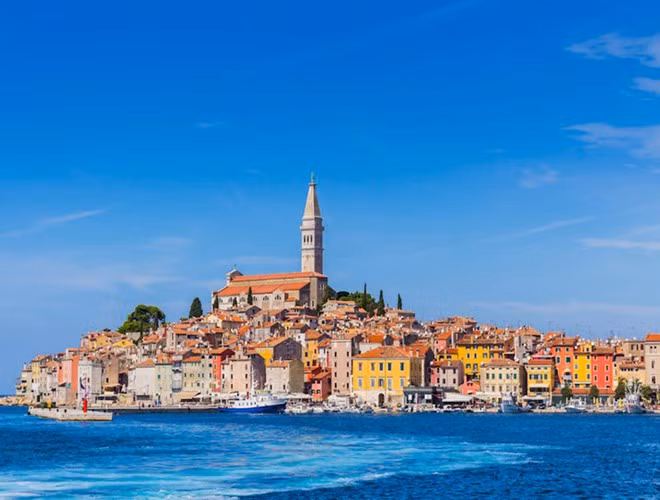 Nhắc tới Croatia, người ta không quên nhắc tới Rovinj – ngôi làng đẹp nhất đất nước này. Những con đường uốn quanh bán đảo được lát đá, hai bên là những ngôi nhà với kiến trúc cổ kính, đặc sắc.