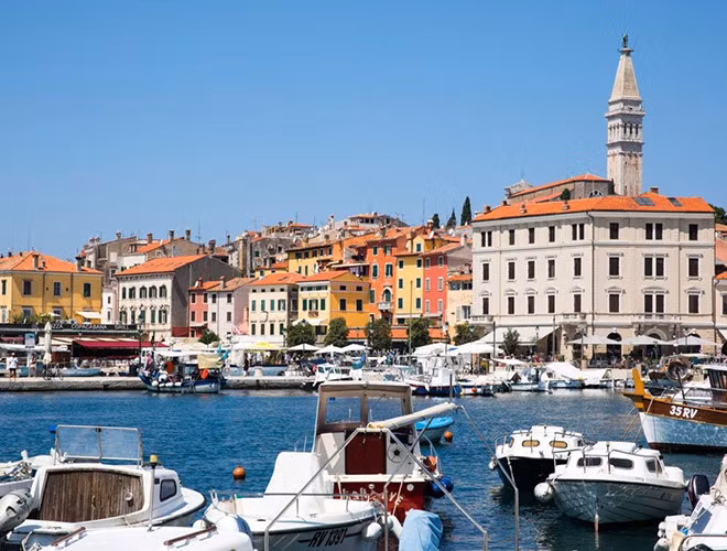 Ngôi làng Rovinj là nơi chịu ảnh hưởng nhiều từ văn hóa của Italy. Nếu có dịp đến đây, du khách sẽ không chỉ được tận hưởng không gian tuyệt đẹp, không khí trong lành mà còn có cơ hội ra khơi đánh bắt và tận hưởng thành quả của chính mình.