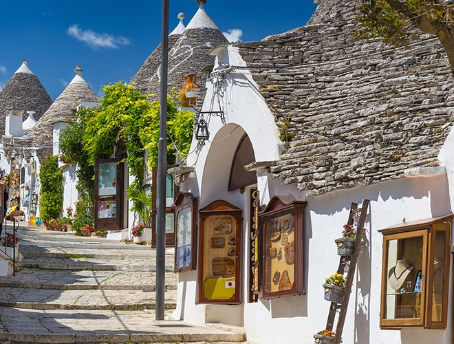 Ngôi làng cổ nổi tiếng Alberobello nằm ở tỉnh Bari vùng Puglia, là điểm đến hấp dẫn tại Ý. Alberobello được UNESCO công nhận là Di sản Thế giới từ năm 1996