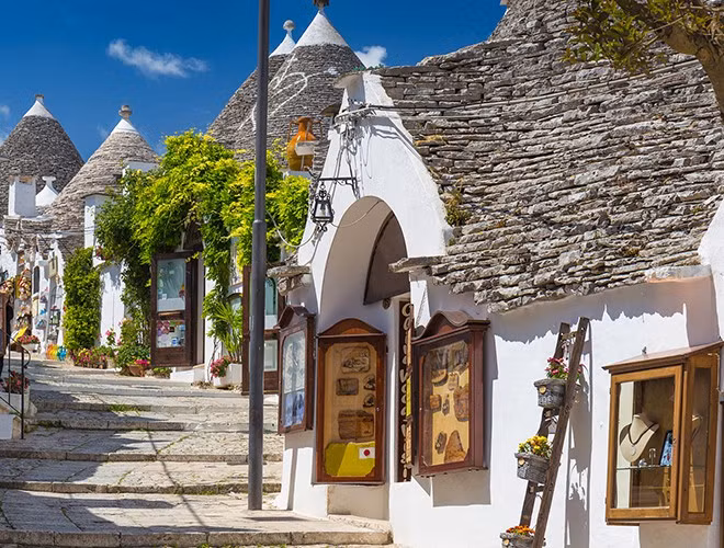 Ngôi làng cổ nổi tiếng Alberobello nằm ở tỉnh Bari vùng Puglia, là điểm đến hấp dẫn tại Ý. Alberobello được UNESCO công nhận là Di sản Thế giới từ năm 1996