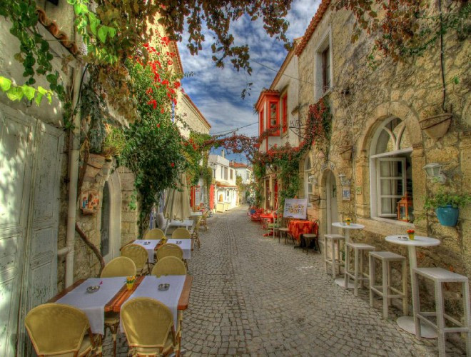 Ngôi làng cổ Alacati ở Thổ Nhĩ Kỳ cũng được nhắc đến nhiều bởi các công trình cổ kính, những hầm rượu hay mô hình cối xay gió lâu đời.