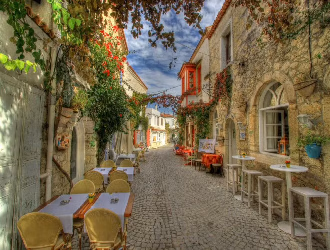 Ngôi làng cổ Alacati ở Thổ Nhĩ Kỳ cũng được nhắc đến nhiều bởi các công trình cổ kính, những hầm rượu hay mô hình cối xay gió lâu đời.