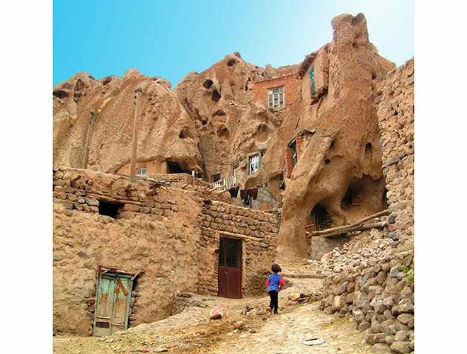 Ngôi làng Kandovan không chỉ thu hút du khách bởi kiến trúc của các ngôi nhà mà còn bởi khí hậu ôn hòa. Hệ thống núi đá lửa cách nhiệt tốt vào mùa nóng và lạnh, tạo ra bầu không khí mát mẻ vào mùa hè và ấm áp vào mùa đông.