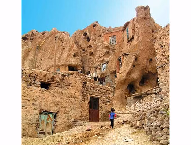 Ngôi làng Kandovan không chỉ thu hút du khách bởi kiến trúc của các ngôi nhà mà còn bởi khí hậu ôn hòa. Hệ thống núi đá lửa cách nhiệt tốt vào mùa nóng và lạnh, tạo ra bầu không khí mát mẻ vào mùa hè và ấm áp vào mùa đông.