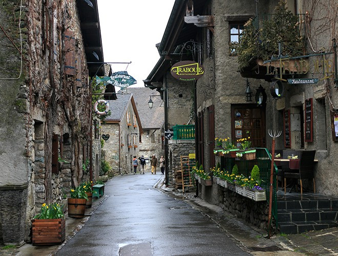 Các công trình phảng phất hơi thở từ thời Trung Cổ, nay có sự kết hợp thêm bàn tay của con người trong việc chăm sóc, lưu giữ, bảo tồn đã tạo nên một Yvoire độc đáo đến lạ.