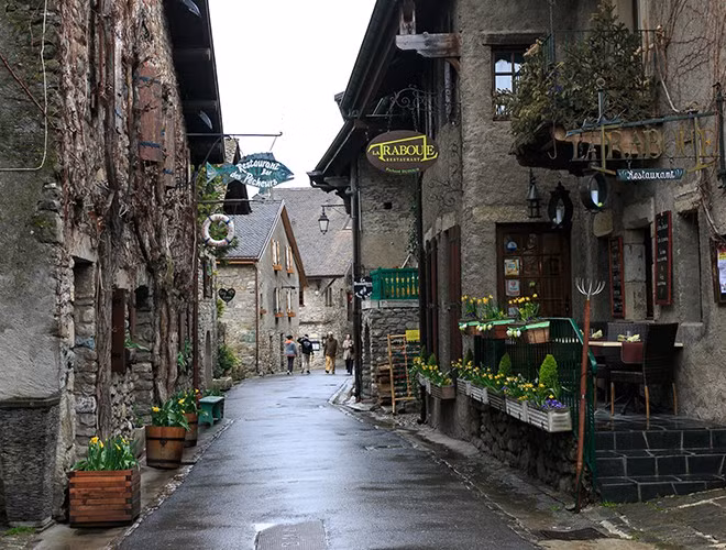 Các công trình phảng phất hơi thở từ thời Trung Cổ, nay có sự kết hợp thêm bàn tay của con người trong việc chăm sóc, lưu giữ, bảo tồn đã tạo nên một Yvoire độc đáo đến lạ.