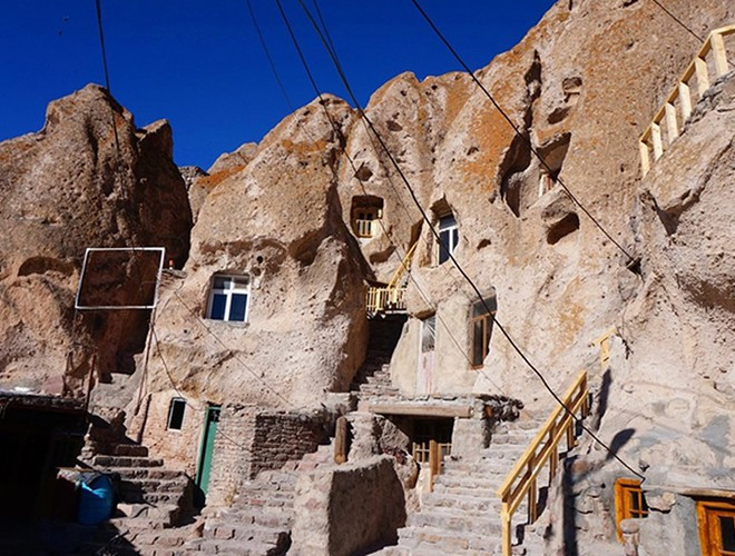 Các ngôi nhà ở đây thường có từ 2 – 4 tầng. Tầng trệt dành cho động vật, tầng 1 và 2 là nơi sinh hoạt của con người và tầng cao nhất để thờ cúng.