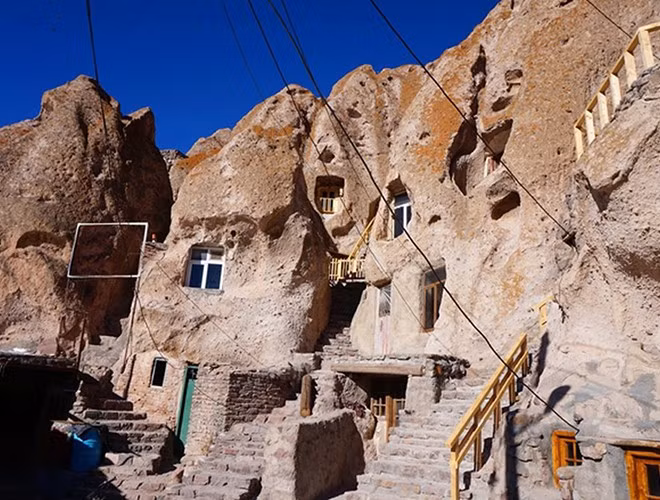 Các ngôi nhà ở đây thường có từ 2 – 4 tầng. Tầng trệt dành cho động vật, tầng 1 và 2 là nơi sinh hoạt của con người và tầng cao nhất để thờ cúng.