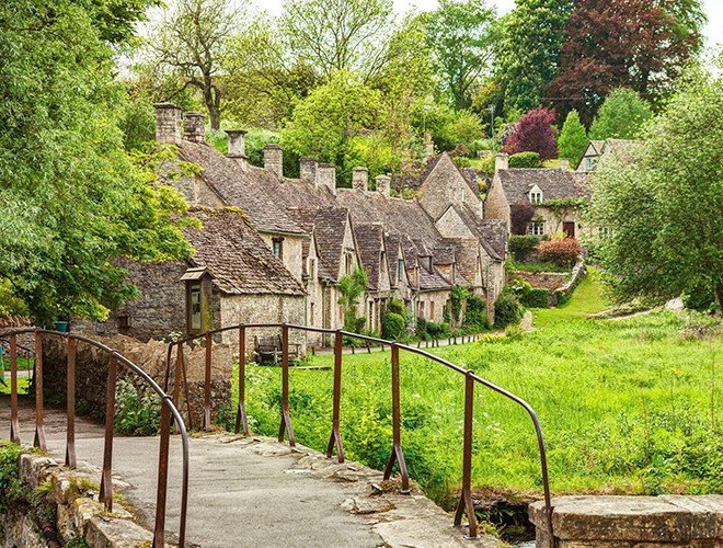 Bibury nằm ở vùng Cotswold, cạnh dòng sông Coln thơ mộng. Nơi đây nổi tiếng với những căn nhà bằng đá sa thạch cổ kính tồn tại suốt hàng trăm năm.