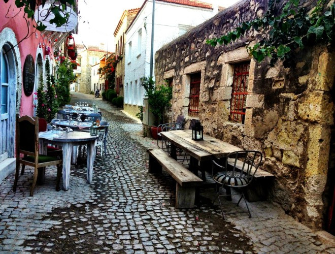 Các ngôi nhà được xây dựng bằng đá, mang màu sắc rêu phong cổ xưa là điểm đến lý tưởng cho chuyến hành trình của bạn khi đến với đất nước này.