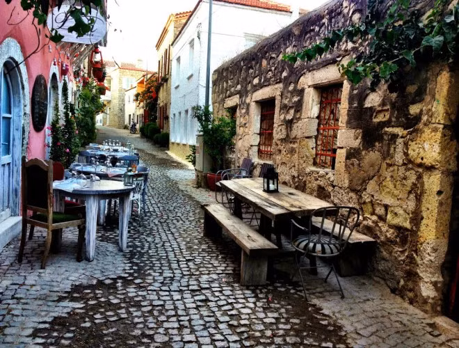 Các ngôi nhà được xây dựng bằng đá, mang màu sắc rêu phong cổ xưa là điểm đến lý tưởng cho chuyến hành trình của bạn khi đến với đất nước này.