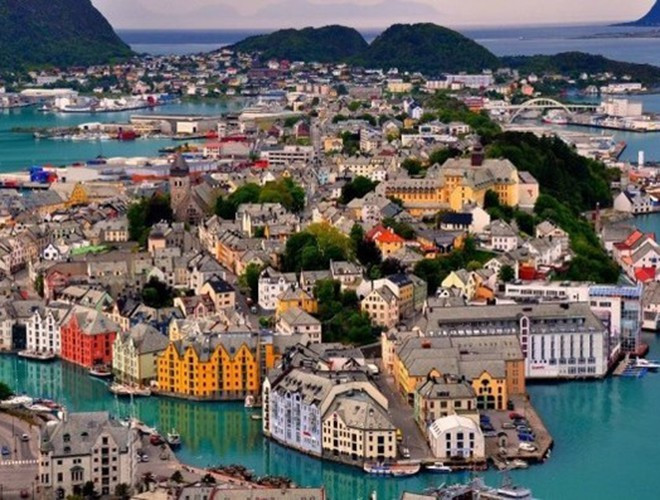 Điểm thu hút của ngôi làng còn ở chỗ nằm trên hòn đảo tuyệt đẹp và được bao quanh bởi nhiều vịnh nhỏ, tạo nét đẹp độc đáo khi có sự cân bằng giữa sắc nước và mây trời.